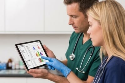 veterinaires qui consultent une tablette